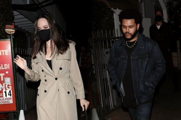 Bella Hadid công khai hôn bạn trai giám đốc say đắm, nhưng bị nghi cố tình trả đũa vì The Weeknd hẹn hò Angelina Jolie? - Ảnh 13.