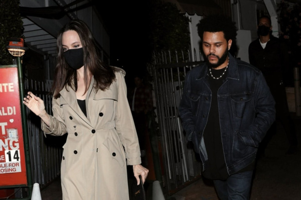 Bella Hadid publicly kissed her director boyfriend passionately, but was suspected of intentionally retaliating because The Weeknd dated Angelina Jolie? - Photo 13.