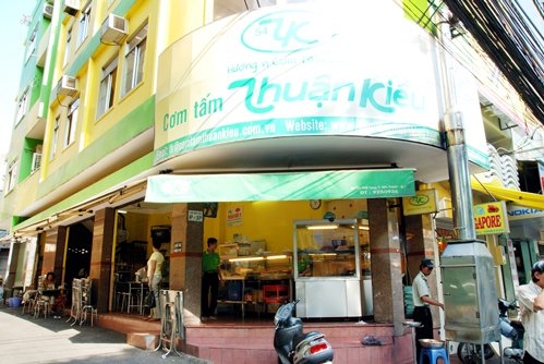 Vì sao quanh Thuận Kiều Plaza có nhiều quán cơm cùng tên Thuận Kiều mà khác chủ, mỗi quán một hương vị nhưng chỉ duy nhất nơi này là đông nghẹt khách? - Ảnh 2.