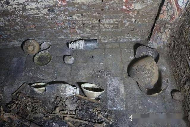 Ngôi mộ gia tộc vừa được phát hiện ở Trung Quốc: Đội khảo cổ ngỡ ngàng khi bước vào bên trong! - Ảnh 6.
