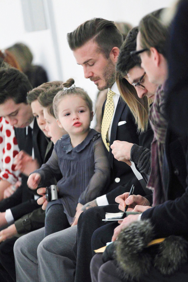 Harper Beckham thay đổi qua 10 năm: Từ bé đã được Tổng biên tập Vogue o bế, đi sự kiện át cả bố mẹ cực phẩm - Ảnh 2.