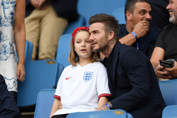 Harper Beckham thay đổi qua 10 năm: Từ bé đã được Tổng biên tập Vogue o bế, đi sự kiện át cả bố mẹ cực phẩm - Ảnh 14.