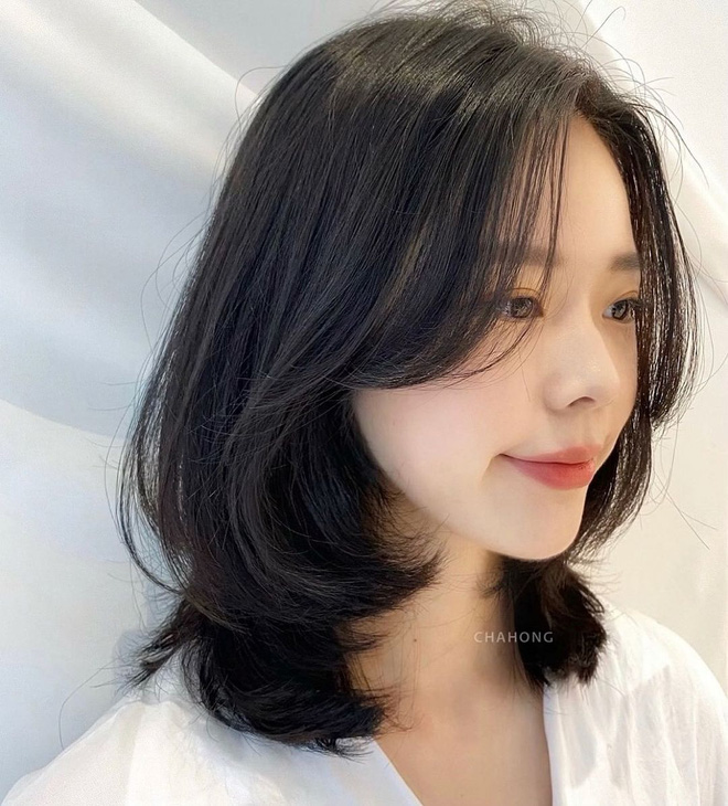 Tỉa layer tóc Hàn Quốc nữ mặt tròn là một trong những kiểu tóc thịnh hành hiện nay. Điểm nổi bật của kiểu tóc này chính là sự tinh tế cùng cách tỉa layer độc đáo, giúp tạo điểm nhấn cho mái tóc và khuôn mặt của bạn. Cùng xem hình ảnh để lựa chọn cho mình phong cách tóc ưa thích nhé!