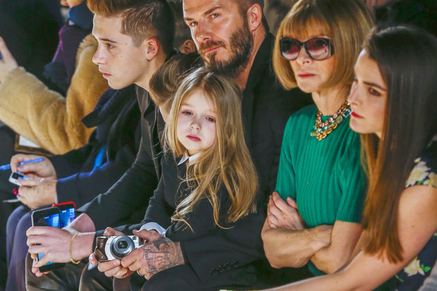 Harper Beckham thay đổi qua 10 năm: Từ bé đã được Tổng biên tập Vogue o bế, đi sự kiện át cả bố mẹ cực phẩm - Ảnh 10.