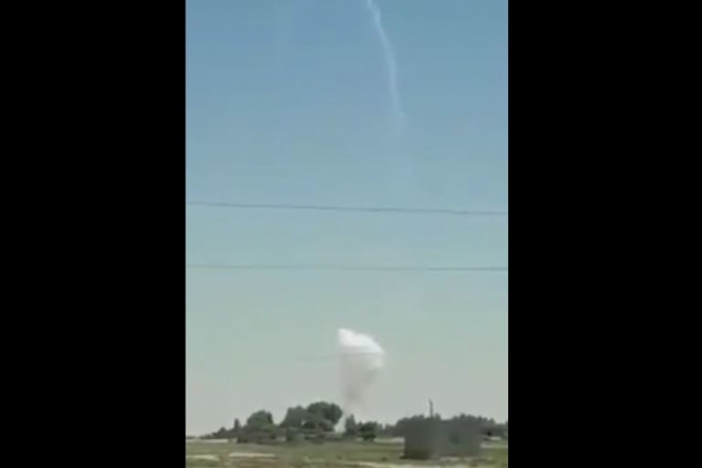 Video: Lộ diện kẻ bí ẩn nã rocket liên tiếp vào căn cứ Mỹ ở Syria - Ảnh 1.