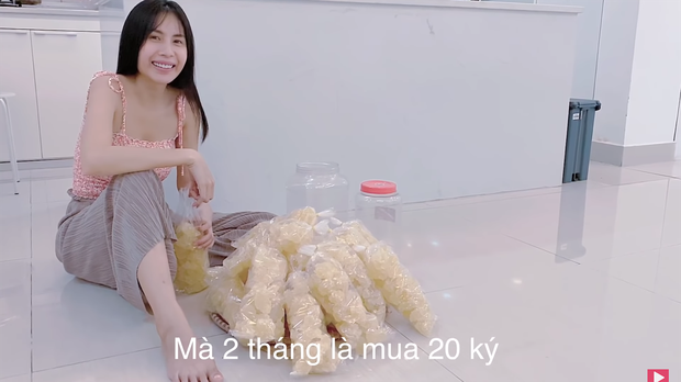 Giữa ồn ào khắc tên lên mai rùa, Thuỷ Tiên lại vướng tranh cãi khi bị đào lại clip thương loài kiến đến mức bất ngờ - Ảnh 2.