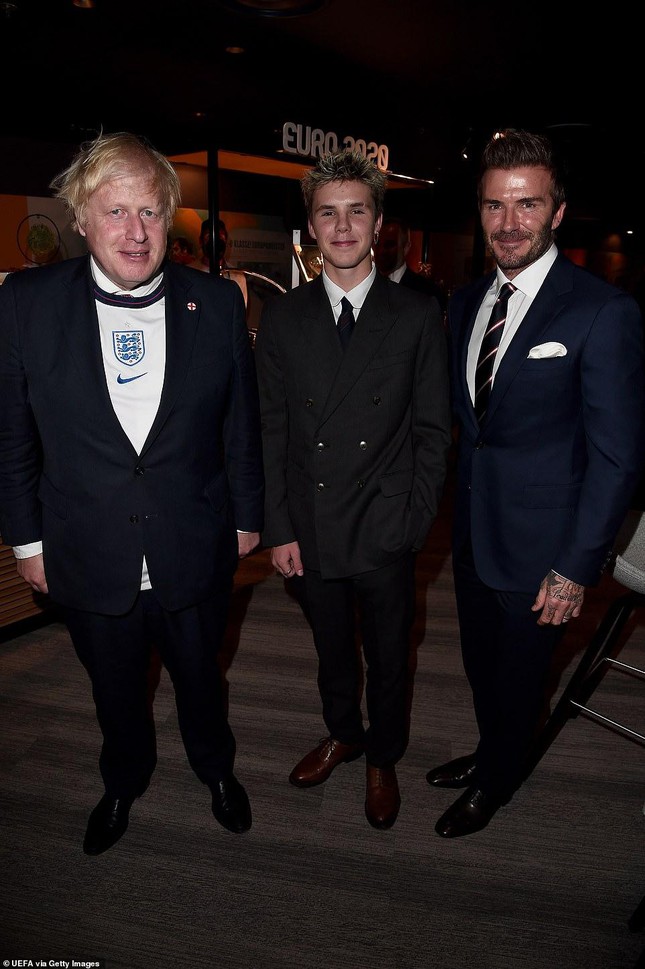 Dàn khách VIP gây náo loạn Wembley, Beckham và Tom Cruise chiếm sóng truyền hình - Ảnh 3.