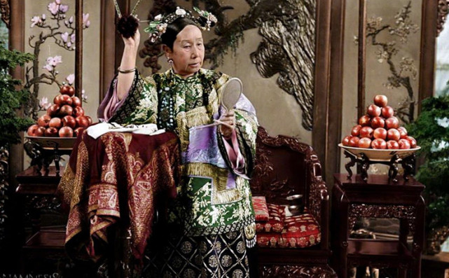 Cặp vợ chồng cưu mang bà cụ neo đơn, được bà tặng lại viên ngọc quý - Chuyên gia ngỡ ngàng: Có biết bà ấy là ai không? - Ảnh 5. Cặp vợ chồng cưu mang bà cụ neo đơn, được bà tặng lại viên ngọc quý - Chuyên gia ngỡ ngàng: Có biết bà ấy là ai không? - Ảnh 5.