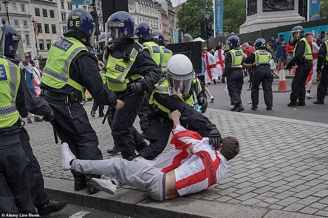 Cảnh sát Anh bắt giữ 45 CĐV quá khích, gây bạo loạn ở trận chung kết EURO - Ảnh 5.