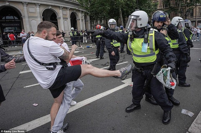 Cảnh sát Anh bắt giữ 45 CĐV quá khích, gây bạo loạn ở trận chung kết EURO - Ảnh 7.