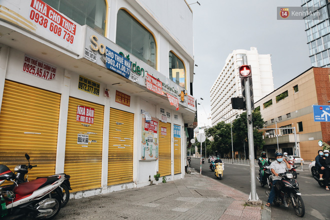 Mặt bằng nhà phố trung tâm Sài Gòn “kiệt sức” vì Covid-19: Chi chít bảng cho thuê nhưng chẳng ai ngó ngàng - Ảnh 4.