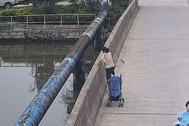 Phát hiện em bé bên trong xe đẩy ở bên cầu, người đàn ông đến xem rồi vội vã nhảy xuống nước và tình huống thót tim tại đó - Ảnh 2.