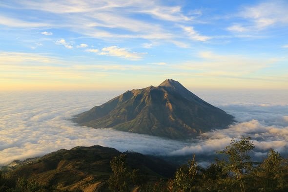 Thực hư chuyện ánh sáng ngoài hành tinh phát ra từ núi lửa ở Indonesia - Ảnh 2.
