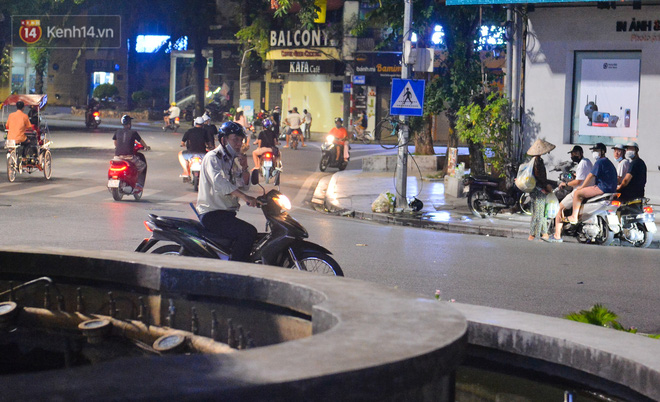 Ảnh: Hà Nội lập rào chắn, chăng dây quanh hồ Gươm trong đêm để cấm người dân tập thể dục - Ảnh 11.