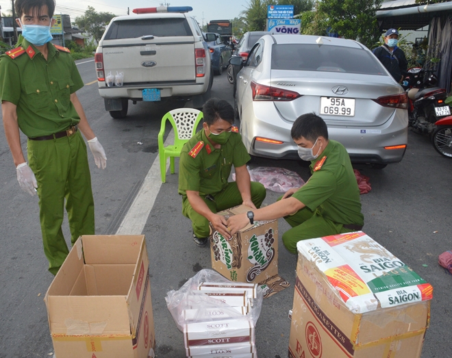 Gặp CSGT, tài xế chở thuốc lá lậu vứt ô tô bỏ chạy - Ảnh 5.