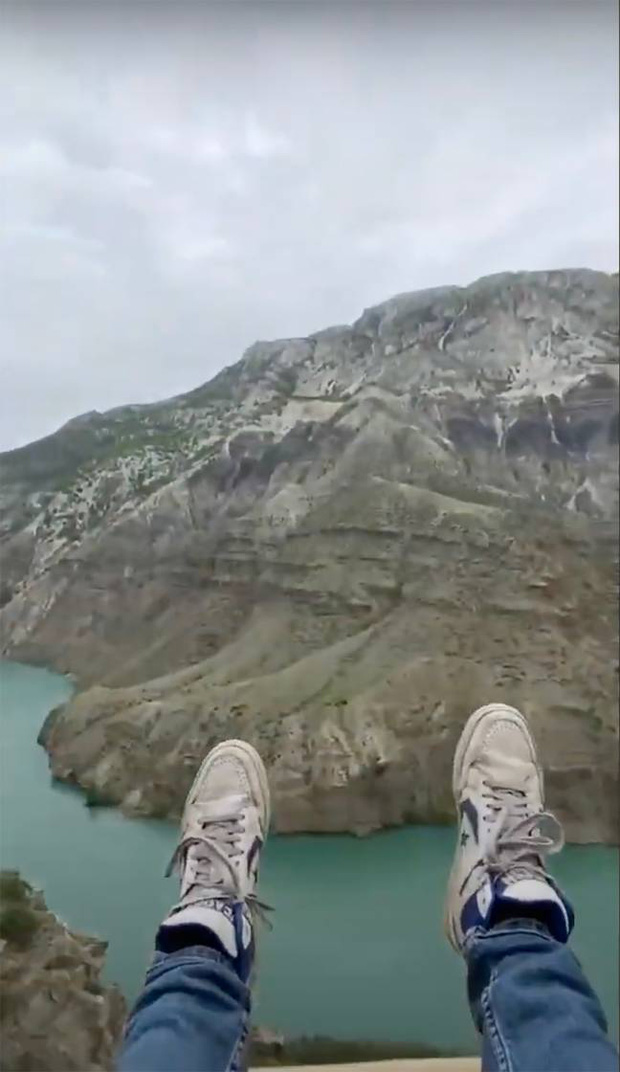 Video: Chơi thử “xích đu tử thần”, hai cô gái rơi thẳng xuống vực 2000 mét khi dây xích đứt bất ngờ và kết cục khó tin - Ảnh 4.