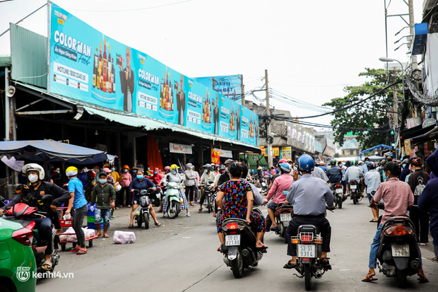 Người dân TP.HCM xếp hàng dài, kiên nhẫn chờ đợi hàng tiếng đồng hồ để vào siêu thị ngày giãn cách - Ảnh 27.