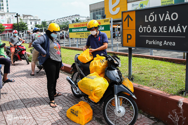 Người dân TP.HCM xếp hàng dài, kiên nhẫn chờ đợi hàng tiếng đồng hồ để vào siêu thị ngày giãn cách - Ảnh 9.