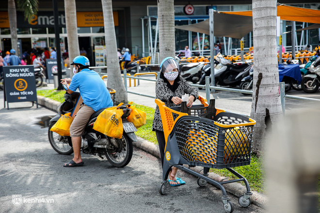 Người dân TP.HCM xếp hàng dài, kiên nhẫn chờ đợi hàng tiếng đồng hồ để vào siêu thị ngày giãn cách - Ảnh 10.