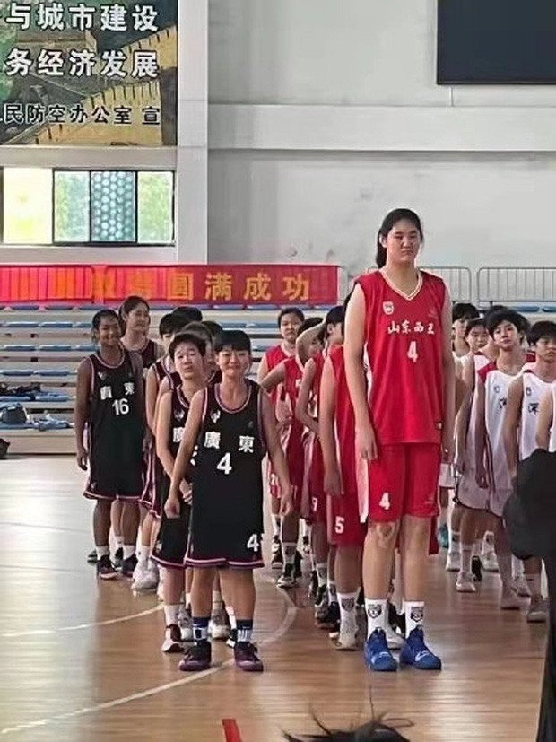 Bé gái 14 tuổi đã cao 2m26, ra sân bóng rổ to gấp rưỡi đối thủ khiến đội bạn chưa chơi đã biết thua - Ảnh 2.