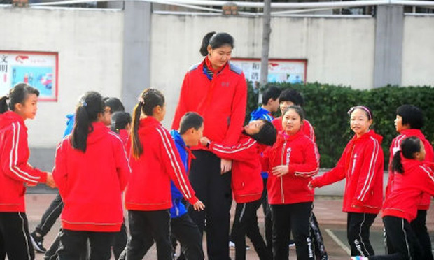 Bé gái 14 tuổi đã cao 2m26, ra sân bóng rổ to gấp rưỡi đối thủ khiến đội bạn chưa chơi đã biết thua - Ảnh 3.