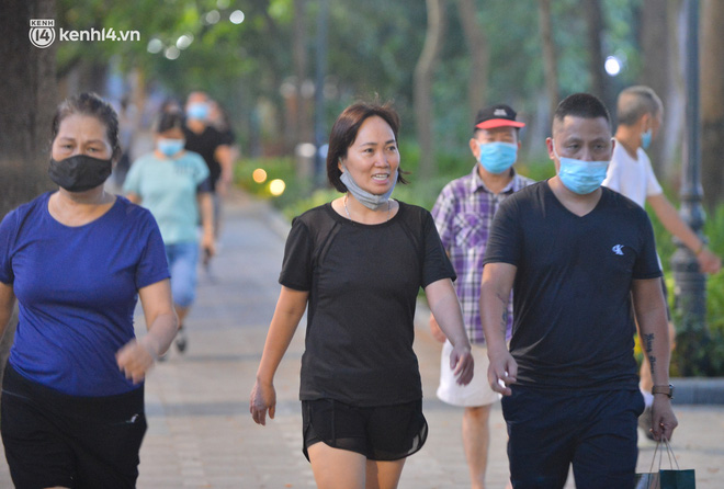 Hà Nội: Hồ Tây lập chốt chặn, hồ Gươm chăng rào kín vẫn không ngăn được... người dân tập thể dục - Ảnh 14.