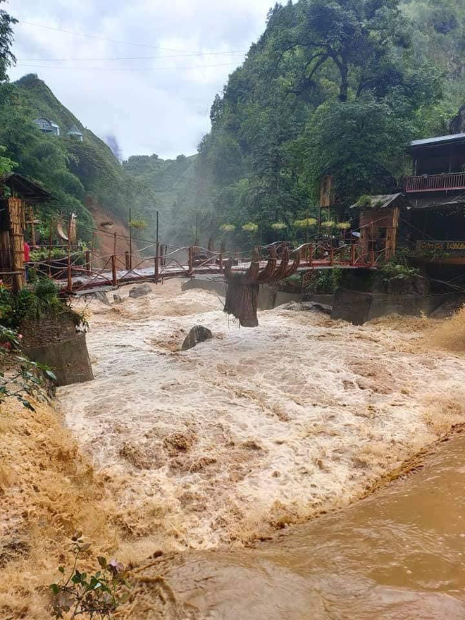 Dân mạng truyền tay hình ảnh một điểm du lịch nổi tiếng ở Sa Pa bất ngờ bị sạt lở, ai cũng thương trước khung cảnh xơ xác - Ảnh 6.