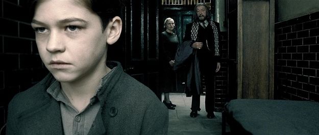 Vẻ ngoài thực sự của tài tử đóng Voldemort - phù thủy xấu xí, nguy hiểm nhất Harry Potter - Ảnh 1.