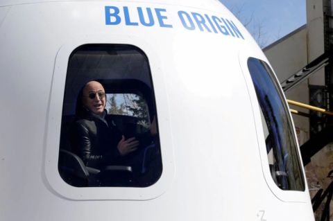 Nhận được sự chấp thuận của Cục Hàng không Liên bang, tỷ phú Jeff Bezos sẽ bay tới rìa không gian vào ngày 20 tháng 7 - Ảnh 2.