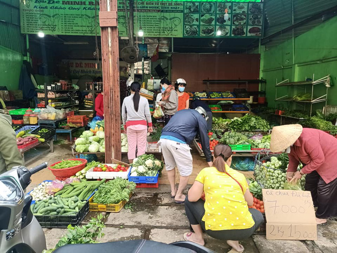 Bị bạn mắng vì không tranh thủ hốt bạc giữa mùa dịch, anh xăm trổ bán rau giá rẻ có màn đáp trả khiến ai cũng nể - Ảnh 1.