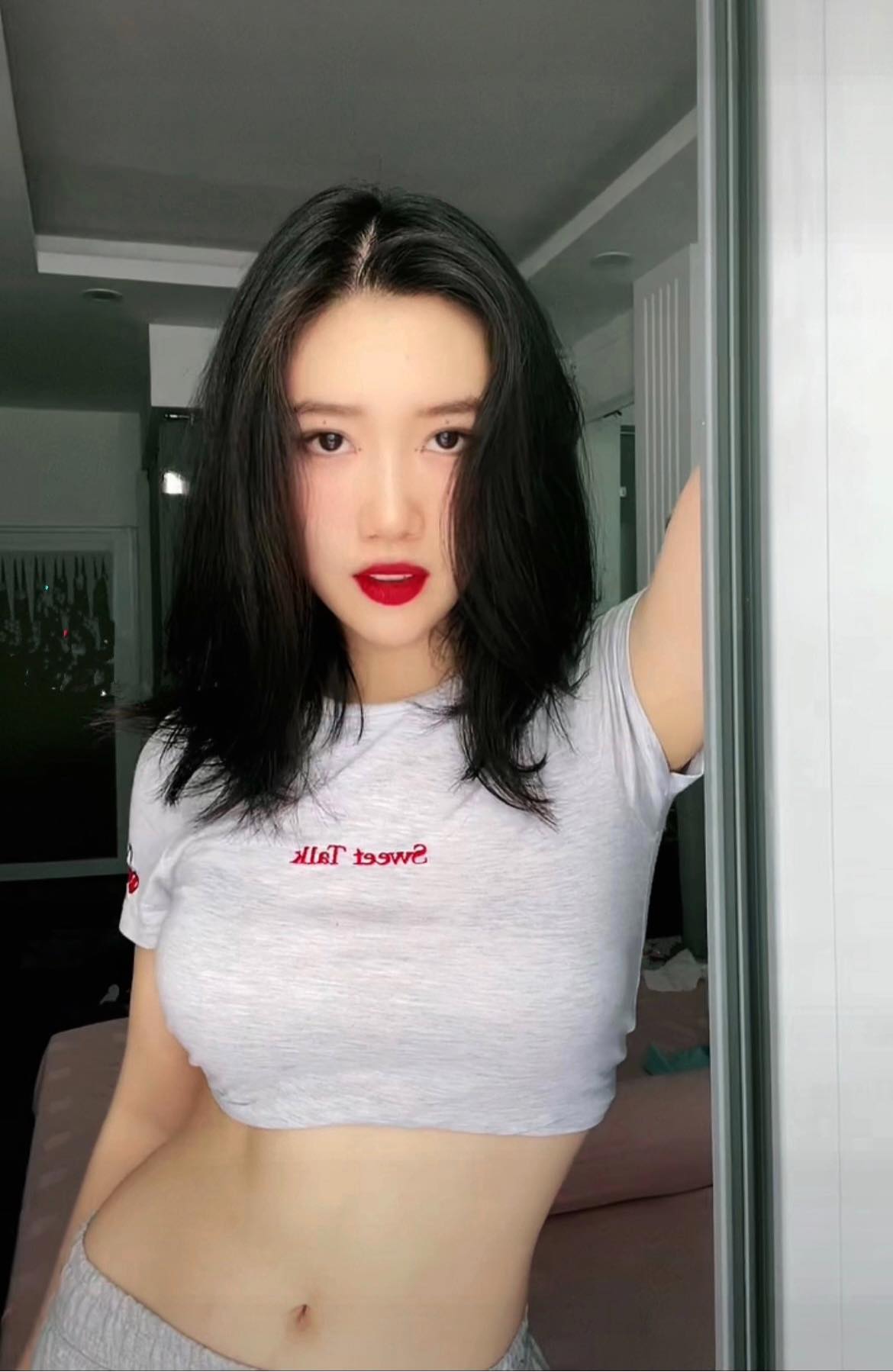 Phản ứng của Th&uacute;y Ng&acirc;n khi đồng nghiệp th&aacute;ch thức chứng minh v&ograve;ng eo sexy kh&ocirc;ng chỉnh sửa - Ảnh 1.