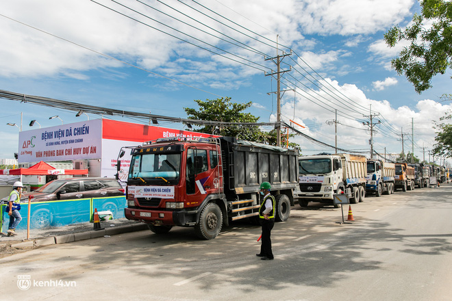 Cận cảnh đại công trường nơi xây dựng thần tốc 2 bệnh viện dã chiến Covid-19 ở TP.HCM - Ảnh 12.