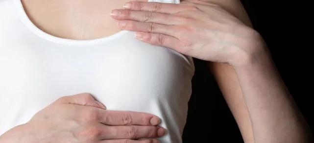 Ngực phụ nữ to hơn sau khi tiêm vắc xin Covid-19: Các chuyên gia giải thích nguyên nhân - Ảnh 2.