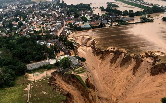 Lũ lụt ngàn năm có một ở Đức: Đập xuất hiện vết nứt, uy hiếp khu vực 4.500 người - Ảnh 3.