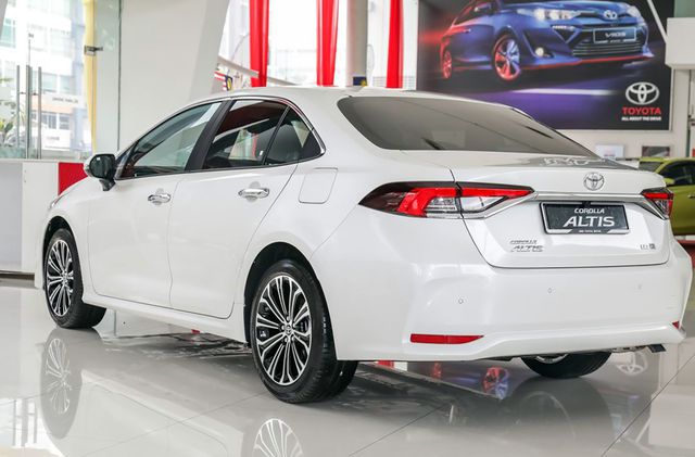 Toyota Corolla Altis 2021 bất ngờ về đại lý ở Việt Nam: Máy 2.0L nhưng nội thất sơ sài hơn Vios bản dịch vụ - Ảnh 4.