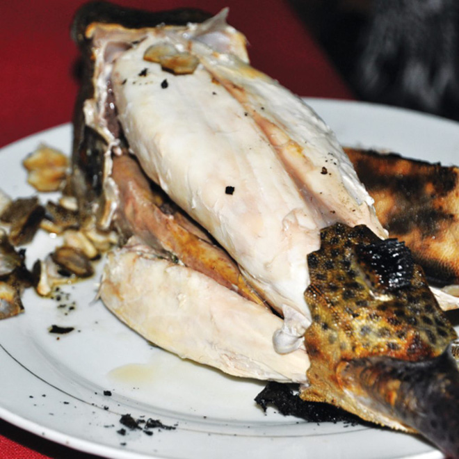 Ở Việt Nam có món đặc sản gà nước mặn cực ngon: Nhìn lớp vỏ như rùa, ăn như thịt gà nhưng thật ra lại là cá - Ảnh 5.
