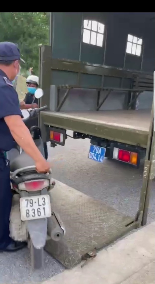 Nam thanh niên đi mua bánh mì chưa hài lòng với kết quả xử phạt, tiết lộ bị công ty đuổi việc không lý do - Ảnh 2.