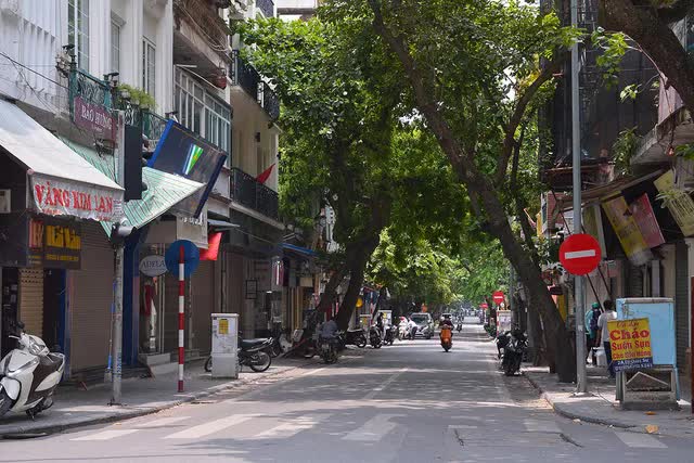 Hình ảnh khu phố cổ Hà Nội vắng tanh như ngày Tết - Ảnh 2.