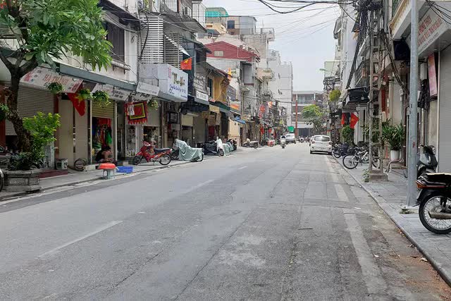Hình ảnh khu phố cổ Hà Nội vắng tanh như ngày Tết - Ảnh 12.