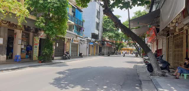 Hình ảnh khu phố cổ Hà Nội vắng tanh như ngày Tết - Ảnh 13.
