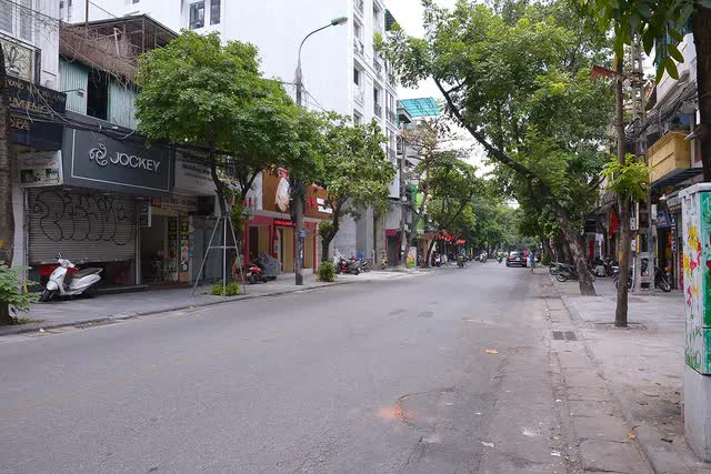 Hình ảnh khu phố cổ Hà Nội vắng tanh như ngày Tết - Ảnh 7.