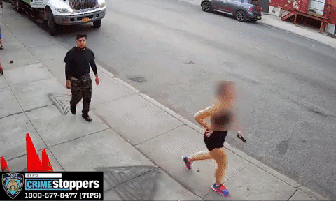 Đang đi trên phố, cô gái bị gã đàn ông lạ mặt tấn công tình dục, video hiện trường gây rùng mình - Ảnh 2.