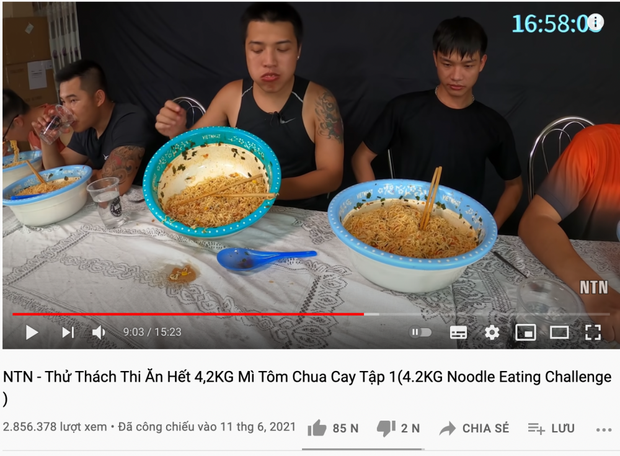 YouTuber người Việt tung clip thách ăn 4,2 kg mì thắng 50 triệu, người xem phản ứng dữ dội vì nội dung độc hại cho sức khoẻ - Ảnh 1.