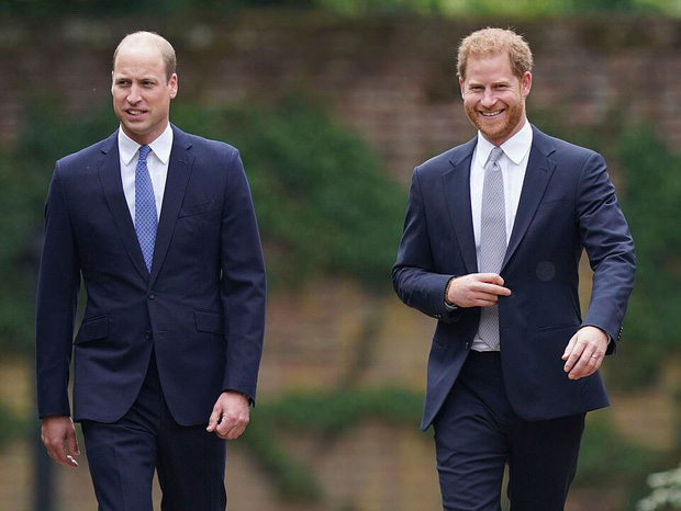 Sau tất cả, anh em Hoàng tử Anh đã tươi cười sánh bước bên nhau nhưng Harry lại lộ tâm trạng thật qua một hành động nhỏ - Ảnh 1.