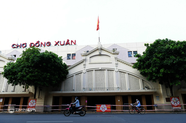 Hà Nội: Chợ Đồng Xuân im lìm khác lạ, hơn 2.100 gian hàng tạm đóng cửa - Ảnh 1.