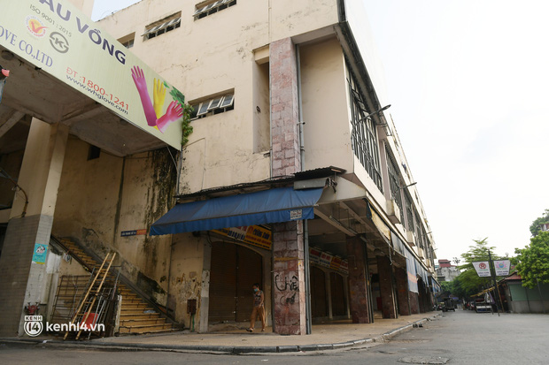 Hà Nội: Chợ Đồng Xuân im lìm khác lạ, hơn 2.100 gian hàng tạm đóng cửa - Ảnh 2.