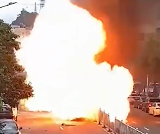 Clip: Xe ô tô bốc cháy ngùn ngụt giữa phố, người dân kéo nhau ra dập lửa thì bất ngờ nổ tung như trong phim hành động - Ảnh 4.