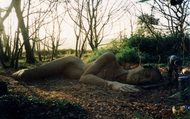 Kỳ lạ bức tượng thiếu nữ nằm ngủ biến đổi xiêm y theo 4 mùa - Ảnh 8.