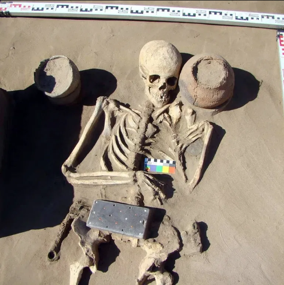 Tìm thấy điện thoại iPhone hơn 2.000 năm tuổi trong lăng mộ cổ - Ảnh 2.