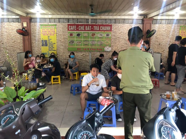 Phát hiện quán rượu phố cổ ở Hà Nội mở chui lúc nửa đêm - Ảnh 1.